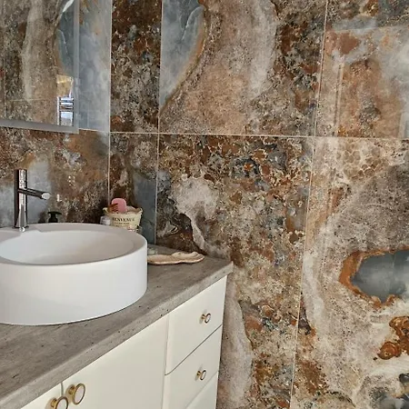 Nuci's Place 3, Cozy 1 Bedroom With Balcony Near Bllok * Τίρανα