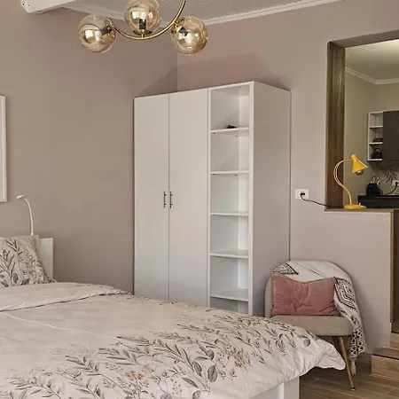 Nuci's Place 3, Cozy 1 Bedroom With Balcony Near Bllok * Τίρανα