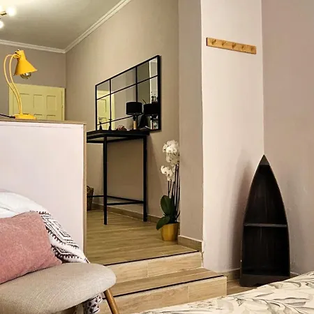 Nuci's Place 3, Cozy 1 Bedroom With Balcony Near Bllok * Τίρανα