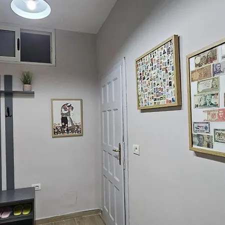Nuci's Place 3, Cozy 1 Bedroom With Balcony Near Bllok 아파트