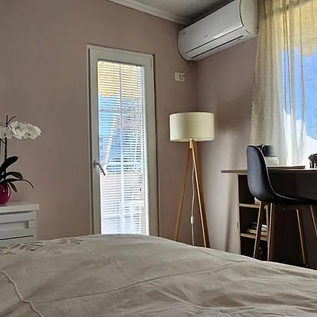 Nuci's Place 3, Cozy 1 Bedroom With Balcony Near Bllok * Tiran