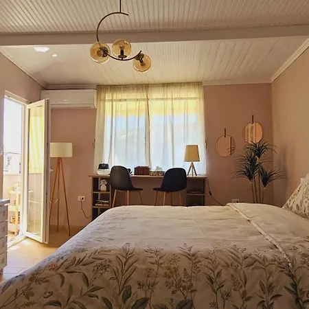 Nuci's Place 3, Cozy 1 Bedroom With Balcony Near Bllok 티라나
