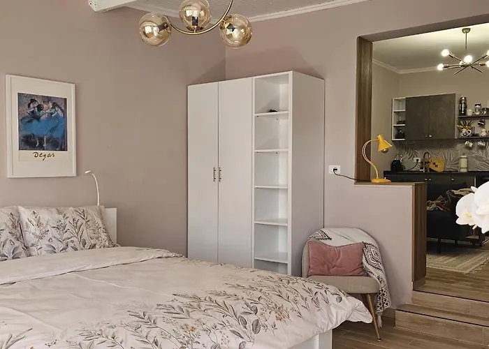 Nuci's Place 3, Cozy 1 Bedroom With Balcony Near Bllok * Tiran