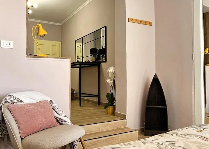 Nuci's Place 3, Cozy 1 Bedroom With Balcony Near Bllok * Tiran